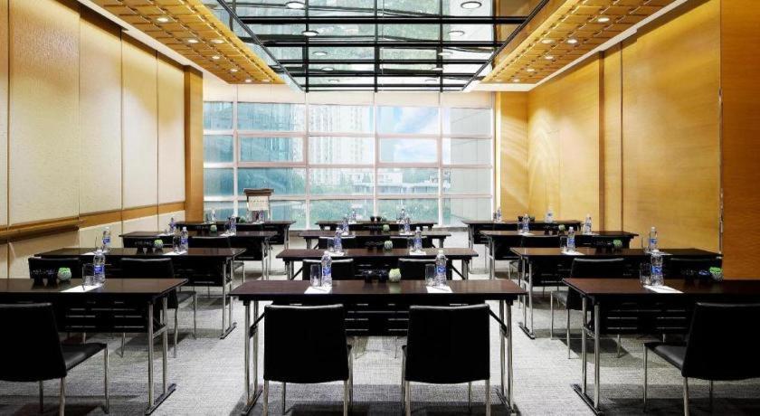 New World Wuhan Hotel Exterior foto