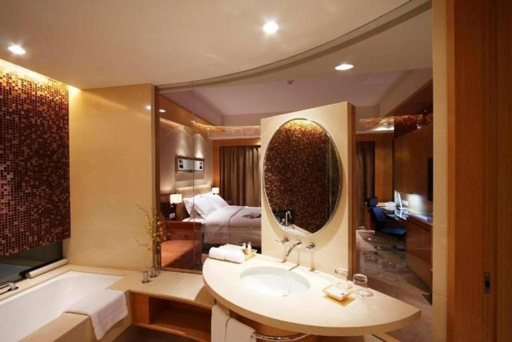 New World Wuhan Hotel Exterior foto