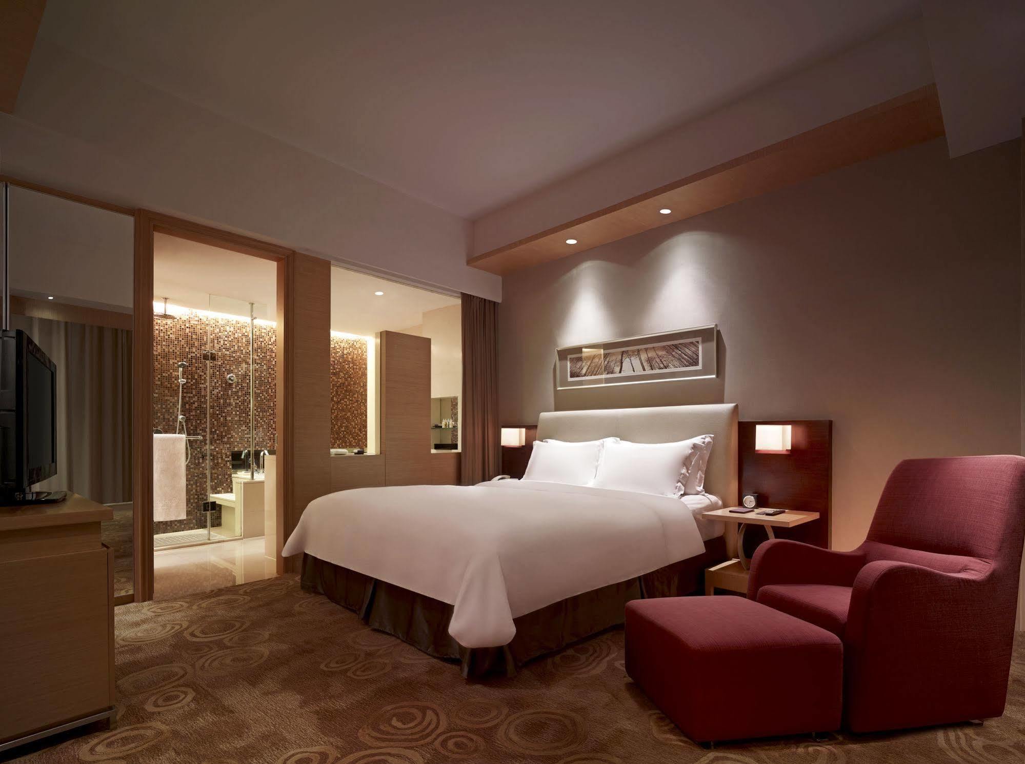 New World Wuhan Hotel Exterior foto