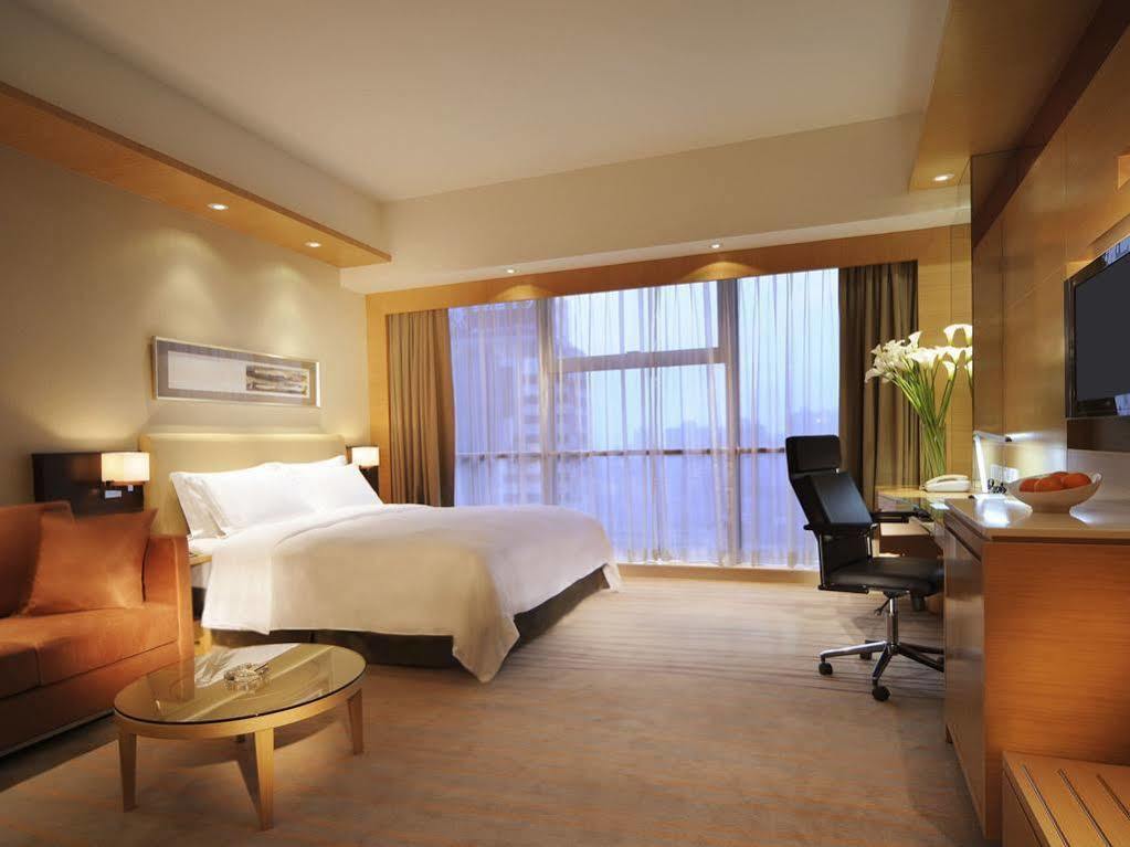 New World Wuhan Hotel Exterior foto