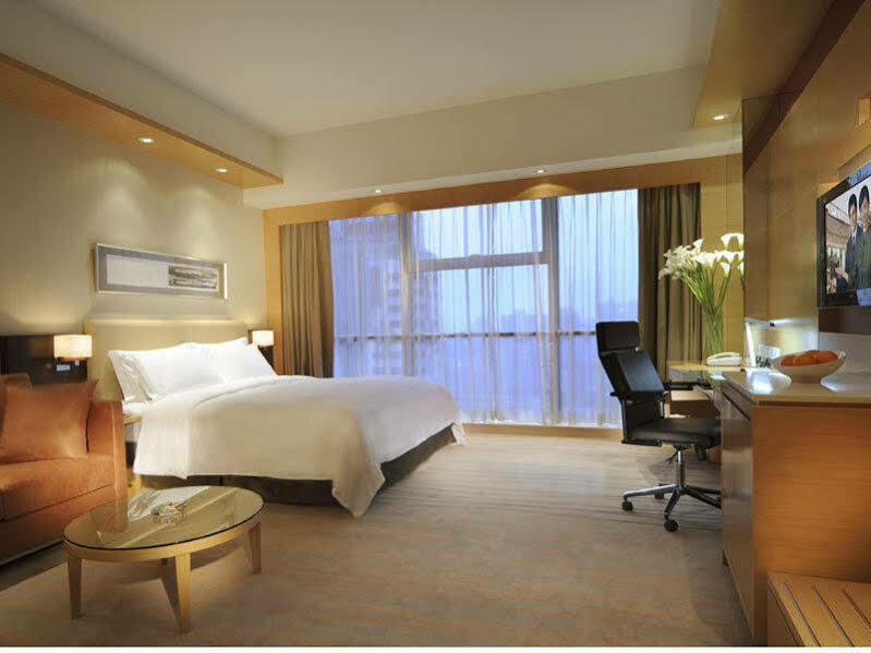 New World Wuhan Hotel Exterior foto