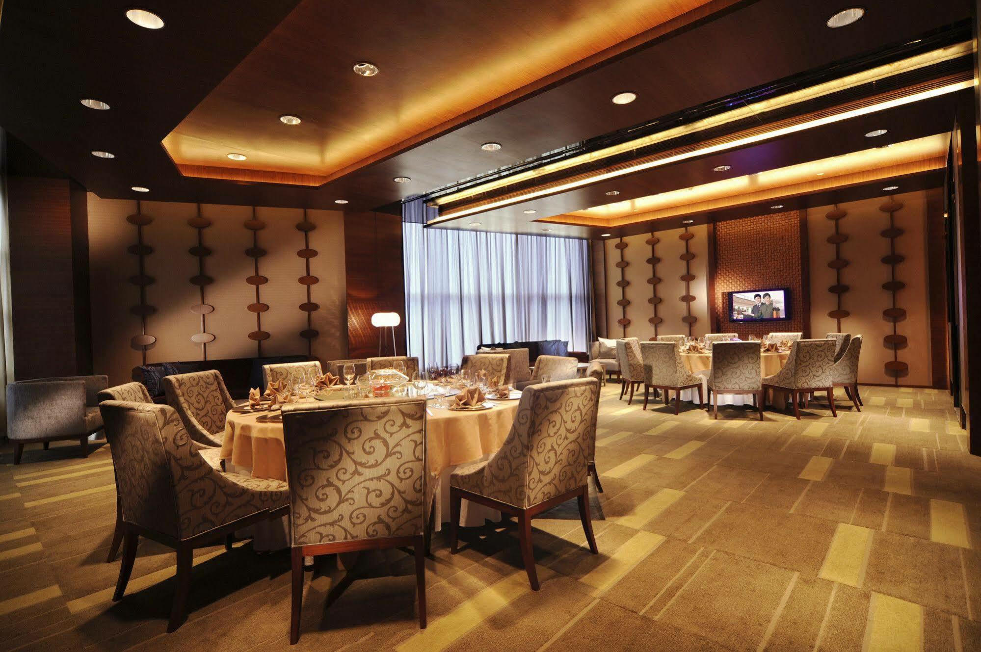 New World Wuhan Hotel Exterior foto